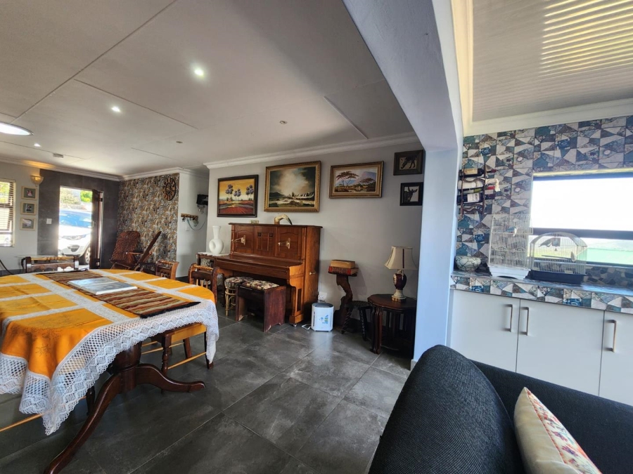 6 Bedroom Property for Sale in Fraaiuitsig Western Cape